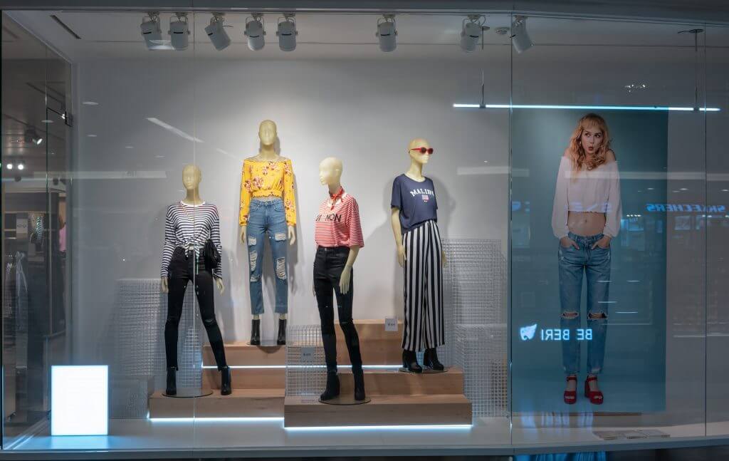 Smart Mirrors Lets You Virtually Try On Clothes EvolveAR